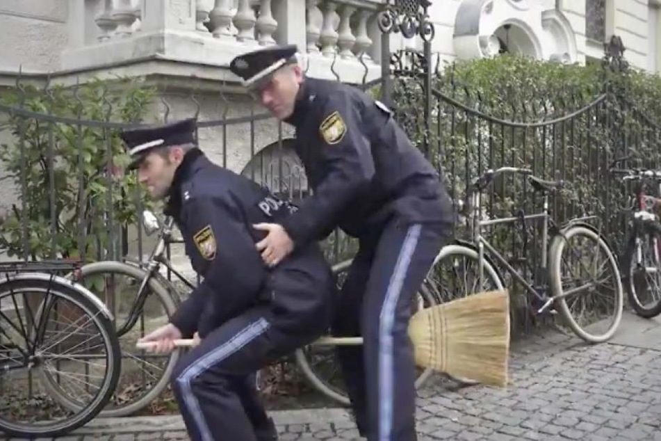 Die zwei Beamten verfolgen den Rasen auf Augenhöhe.