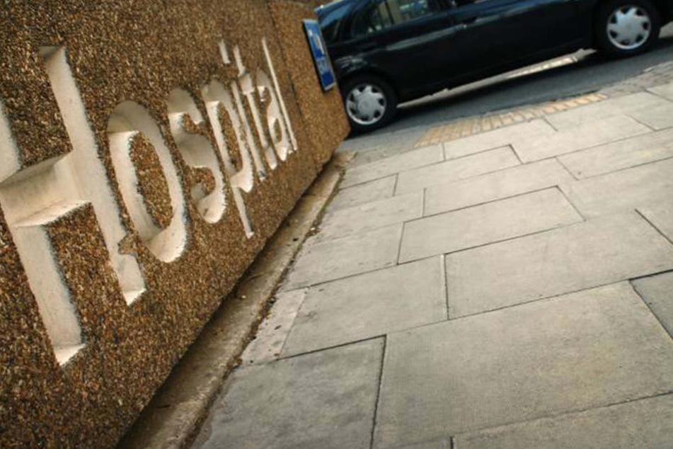 Die junge Frau wurde in ein Krankenhaus eingeliefert.
