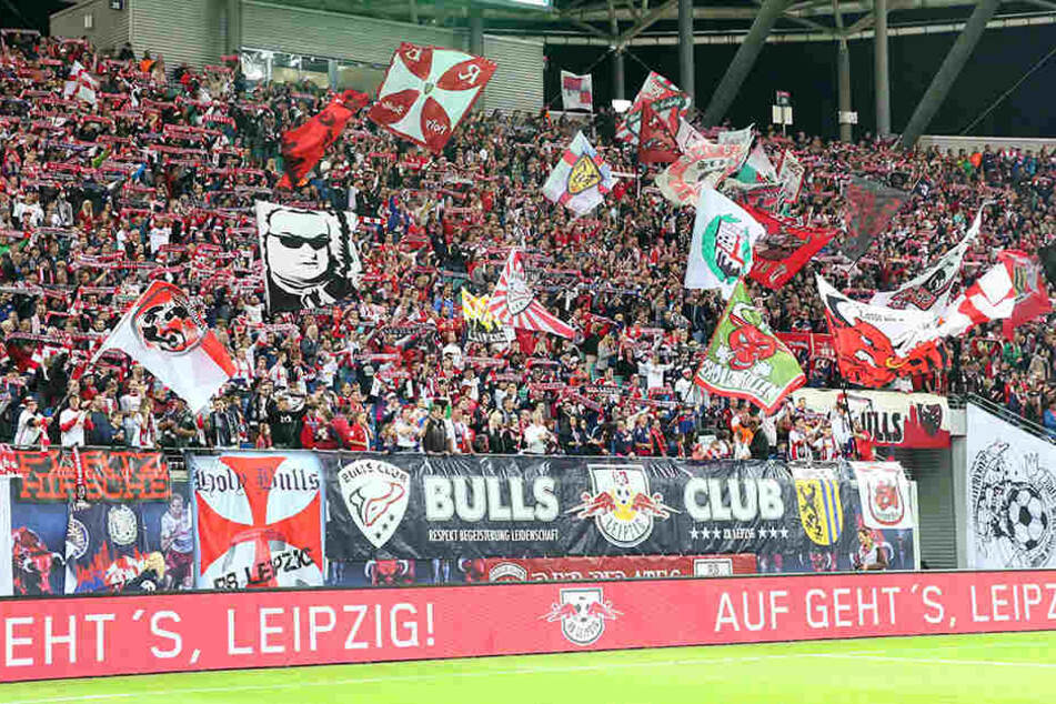 Bei RB Leipzig sollen die Zaunsfahnen nicht länger der Werbung den Blick versperren.
