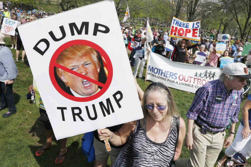 Auch hier wird deutlich: Viele Menschen in den USA haben Trump schon nach 100 Tagen satt.