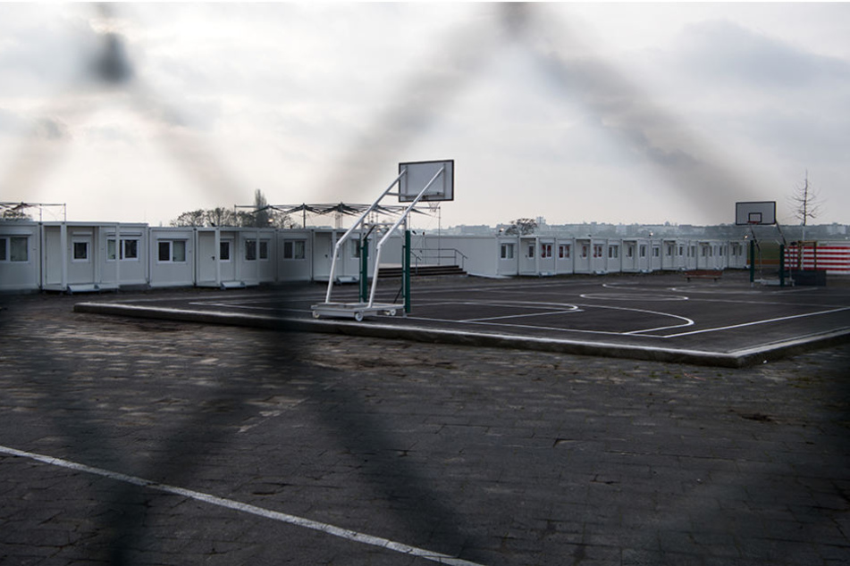 Neben den Wohncontainern bieten auch Freizeitaktivitäten wie Basketball den Asylbewerbern Beschäftigungsmöglichkeiten.