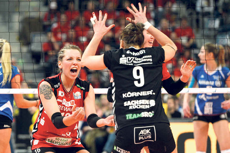 Katharina Schwabe (l.) und Myrthe Schoot bejubeln hier im Finale einen Punkt.