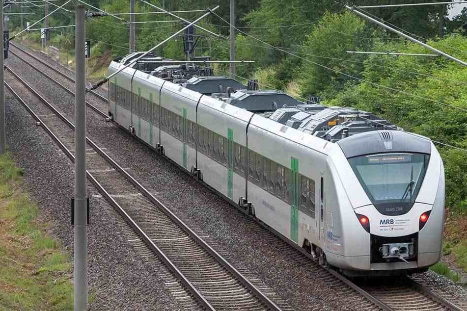 Die Nahverkehrsangebote auf der Schiene sollen in Sachsen künftig wieder aus Staatshand kommen.