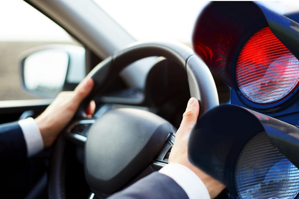 Obwohl die Ampel für die Zivilstreife rot zeigte, bog sie an einer Kreuzung ein. (Symbolbild)