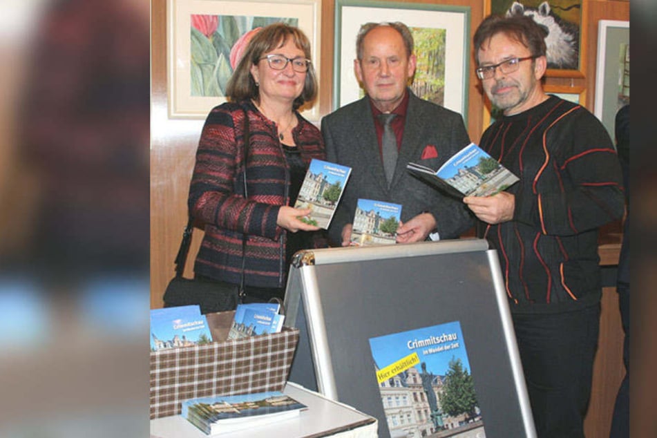Crimmitschau hat jetzt endlich seinen eigenen, reich bebilderten Stadtführer. Andrea Bereš, Fachbereichsleiterin für Wirtschaftsförderung und Tourismus, bei der Präsentation zusammen mit Verlagsleiter Josef Fink (Mitte) und Fotograf Carlo Böttger.