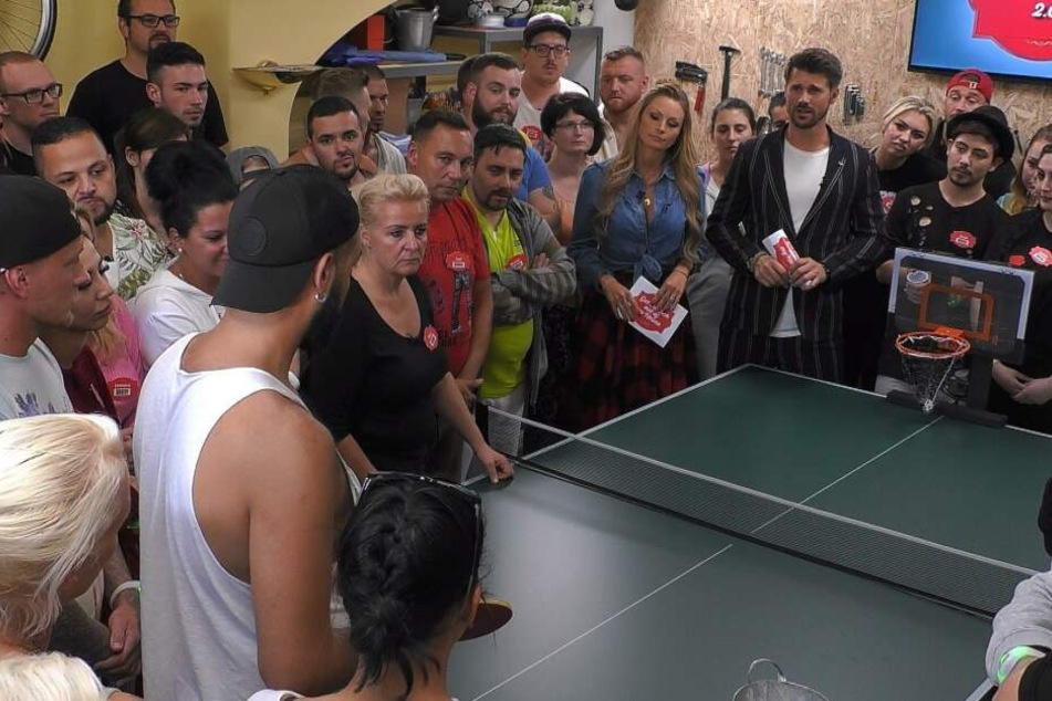 Bei verschiedenen Spielen konnten sich die Kandidaten sowohl Geld für Essen und Getränke erspielen als auch aus der Show fliegen.