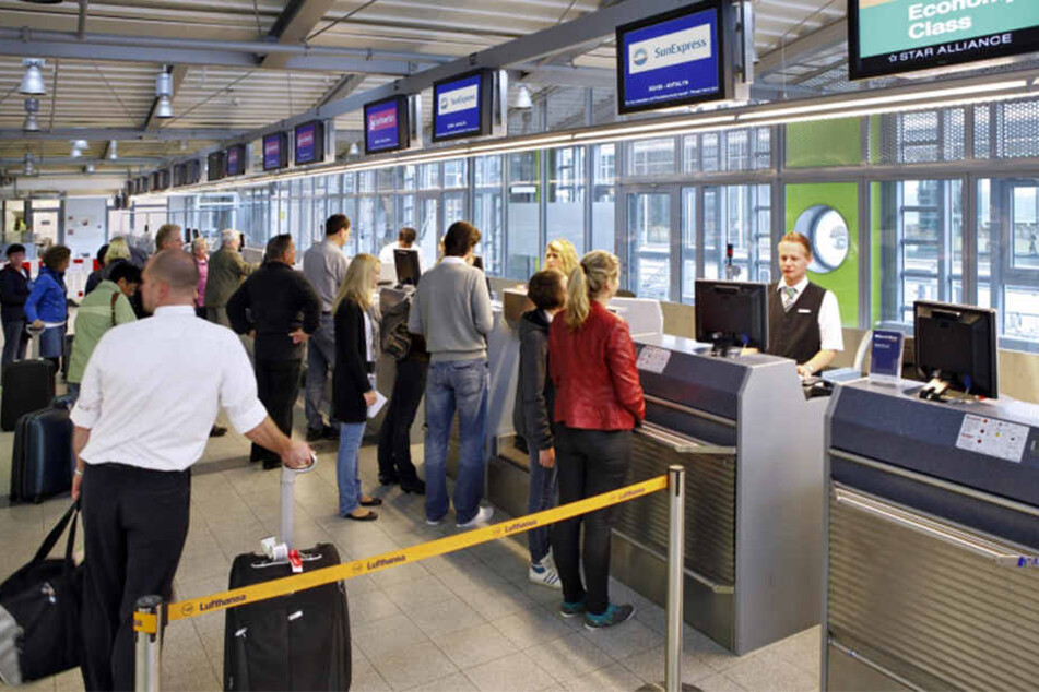 Im Terminal-Bereich stehen die Pfandflaschen-Behälter.