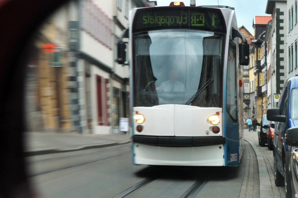 In einer Straßenbahn gerieten die Männer aneinander. (Symbolbild)