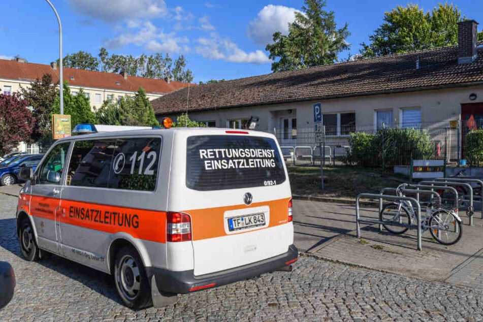 Ein Einsatzfahrzeug vom Rettungsdienst fährt am Gebäude der betroffenen Kita Wirbelwind vorbei.