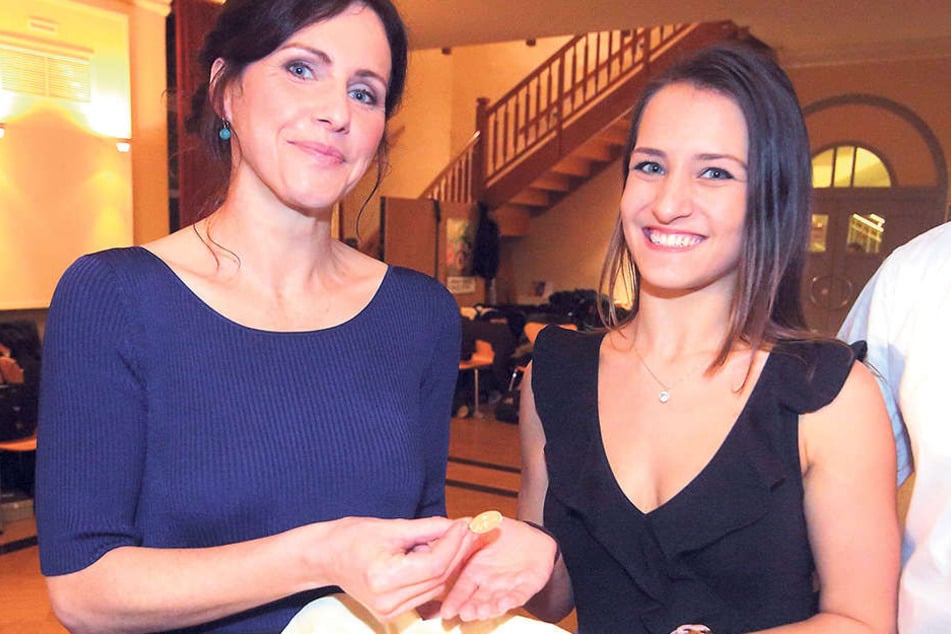 Sachsens First Lady Annett Hofmann (42) überreicht den Debütanten, die in Coswig ihr Tanztraining absolvierten, die SemperOpernball-Anstecknadeln.