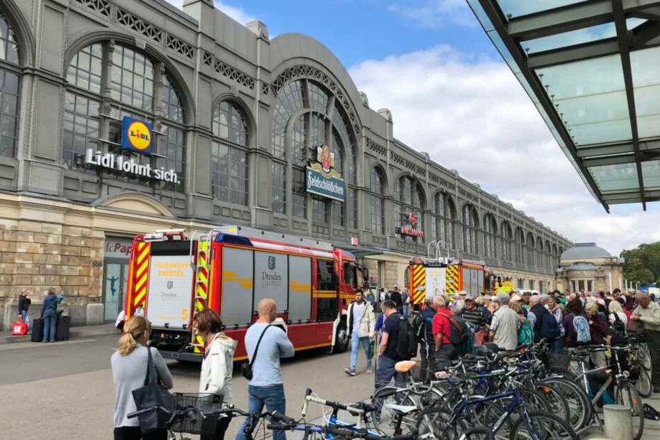 Die Menschen stehen vor dem Ein- und Ausgang des Hauptbahnhofes in Richtung Prager Straße.