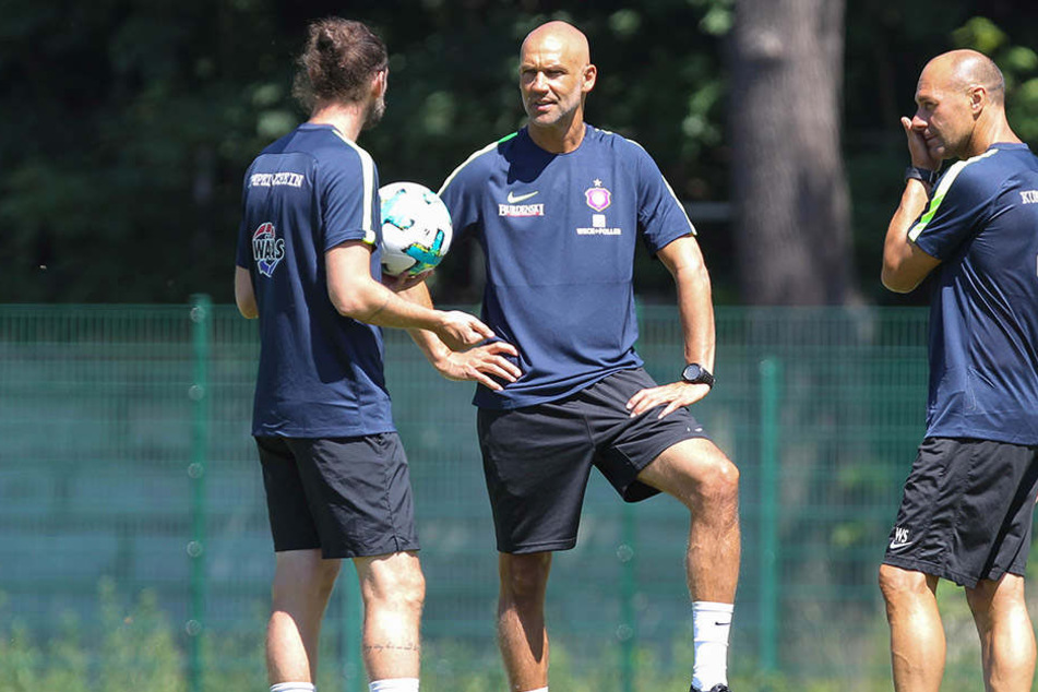 Auf gute Zusammenarbeit beim FC Erzgebirge! Cheftrainer Thomas Letsch (M.) mit seinem Co. Robin Lenk und Fitness-Coach Werner Schoupa.