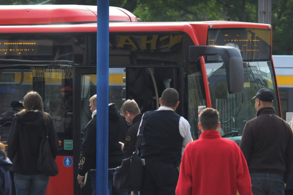 Ein betrunkener 30-Jähriger schlug im Bus in Gohlis auf einen Jugendlichen ein.
