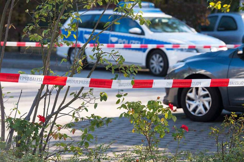 Ein Polizeiauto steht im Oktober 2016 am Tatort in Ludwigsfelde.