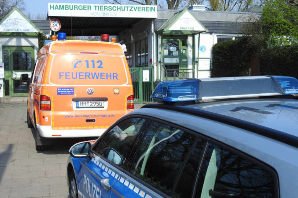 Feuerwehr und Polizei stehen vor dem Eingang des Hamburger Tierschutzvereines.