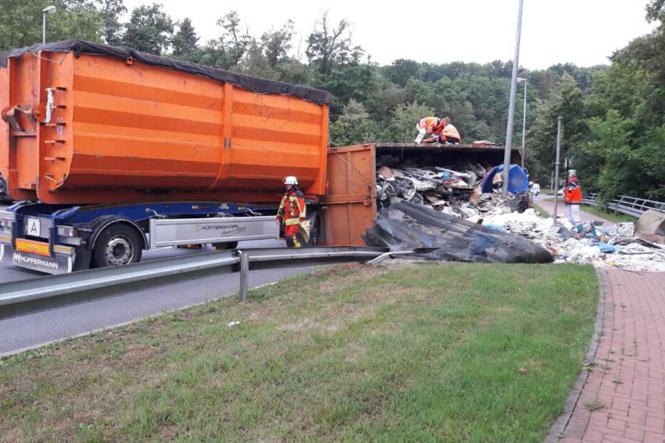 Der Lastwagen stürzte auf die rechte Seite.