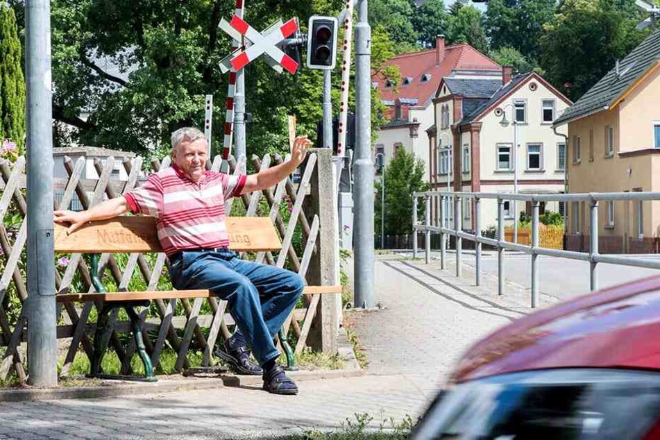Anwohner Manfred Richter (61) ist begeistert von der Mitfahrbank.