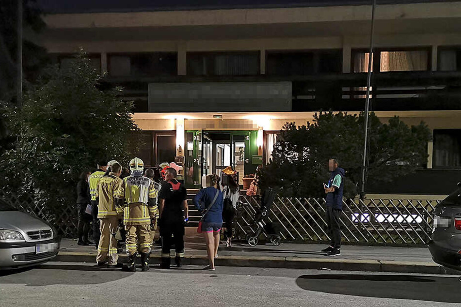 Bilder von vor einem Krankenhaus indem Hochzeitsgäste medizinisch betreut wurden.