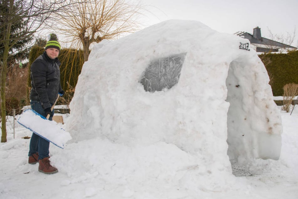 Vincenz Schwengfelder (23) bastelte gut zwei Wochen an seinem Schneehaus.