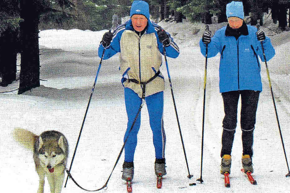 Siegfried Gumz mit seiner Ehefrau Renate und seinem Husky beim Skilaufen im Thüringer Wald.