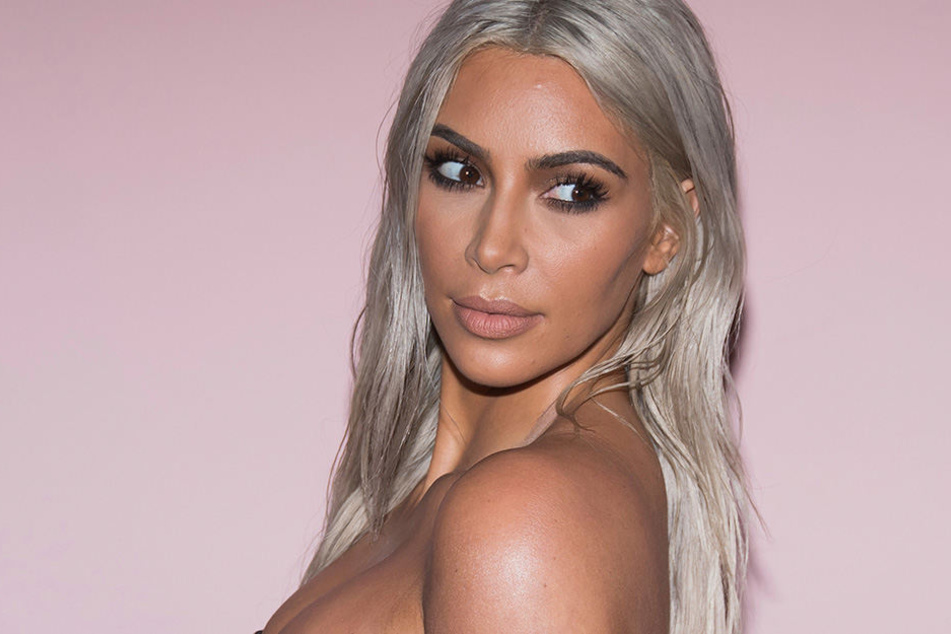 Kim Kardashian wirbt für ihr neues Parfüm.