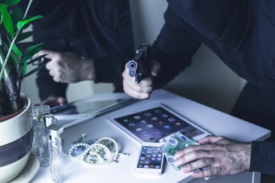 Mitangeklagt ist ein 27 Jahre alter Mann, der von dem Plan gewusst und ihn nicht der Polizei gemeldet haben soll. (Symbolbild)