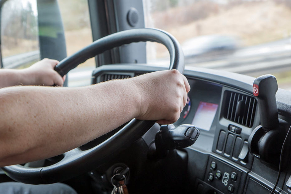 Ein 64-Jähriger lenkte seinen Lkw von der Straße weg, um niemanden zu gefährden.