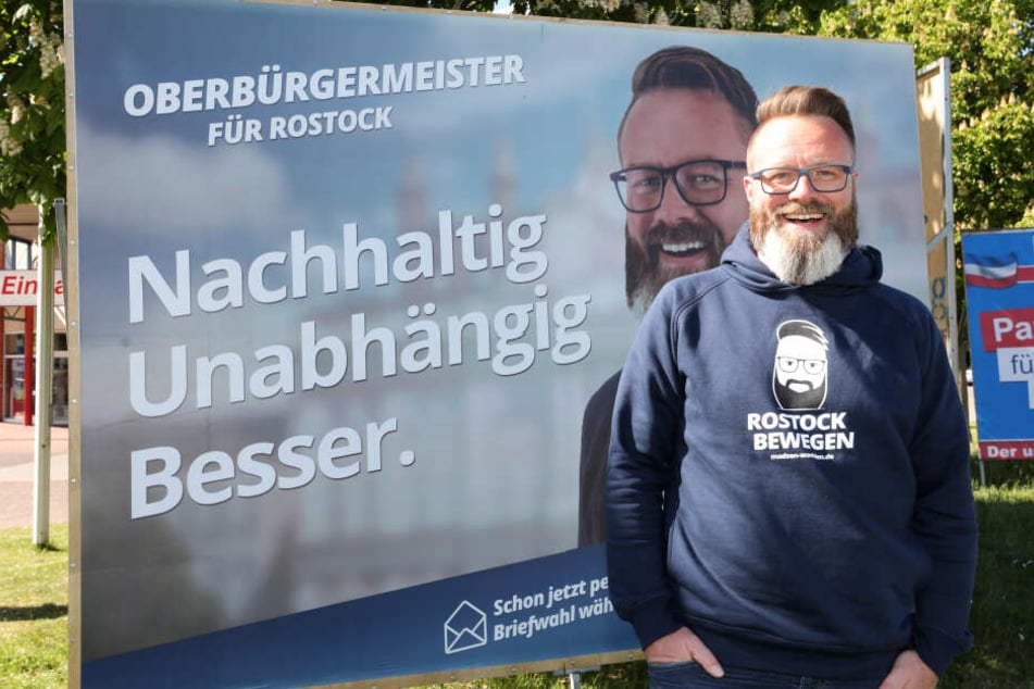 Der Däne Claus Ruhe Madsen (parteilos, stellt sich bei einer Wahlkampftour im Stadtteil Lichtenhagen vor.
