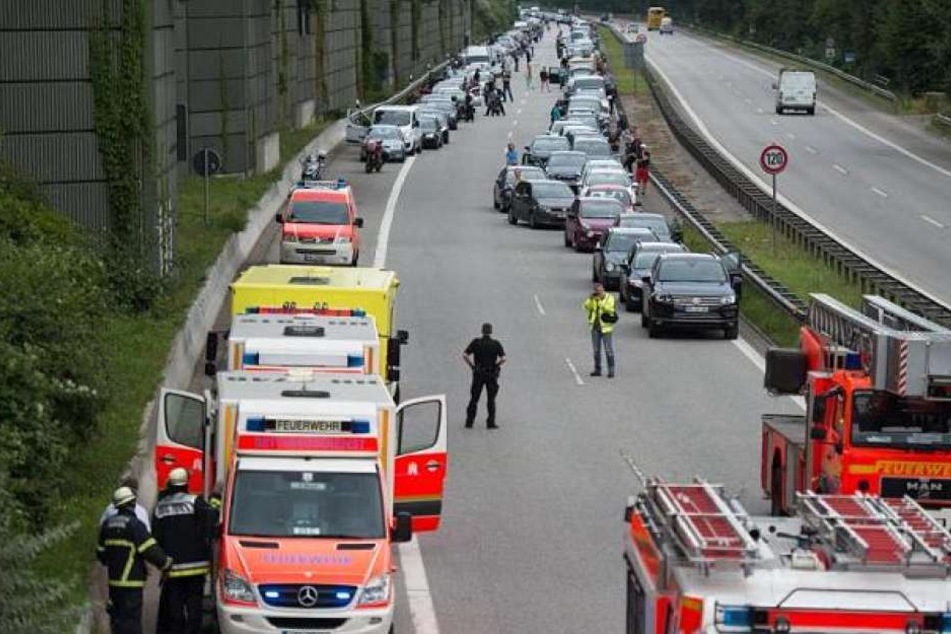 Mit Martinshorn und Blaulicht kämpften sich die Einsatzkräfte im Schneckentempo zur Unfallstelle. (Symbolbild)
