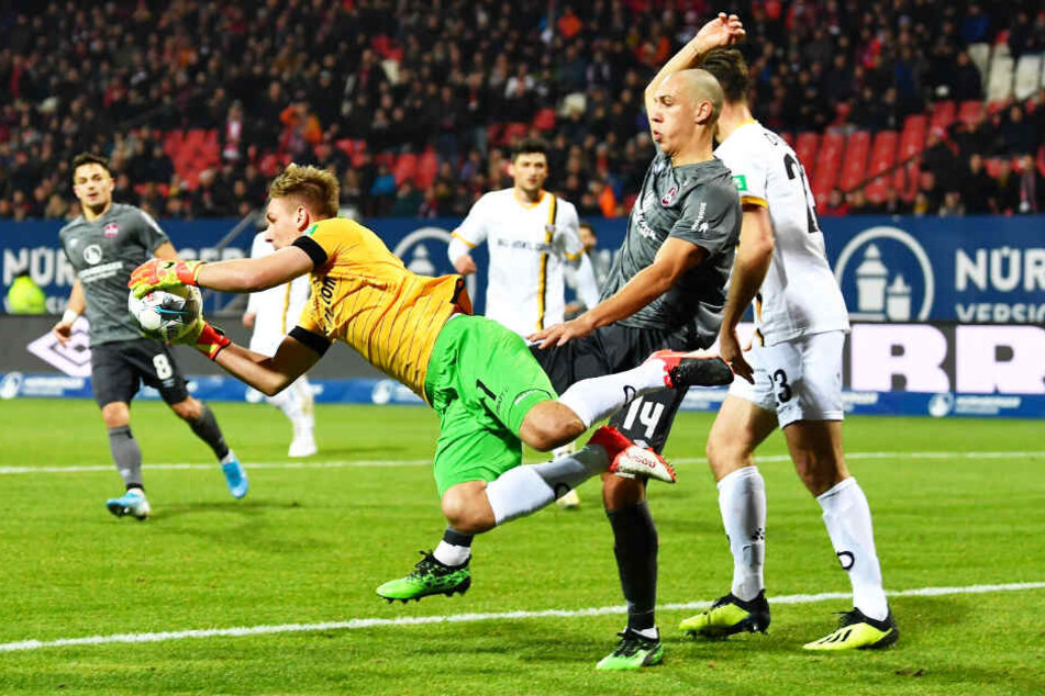 Keeper Kevin Broll, der sich hier den Ball vor dem Nürnberger Michael Frey angelt, war der einzige Dresdner, der konstant auf hohem Niveau agierte hat.
