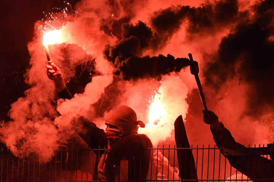 Zündelnde HSV-Anhänger im Fanblock. (Archivbild.)