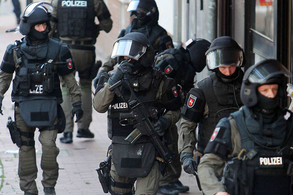 Die Razzia bei einer Schießsportgruppe ergab Anhaltspunkte für personelle Überschneidungen.