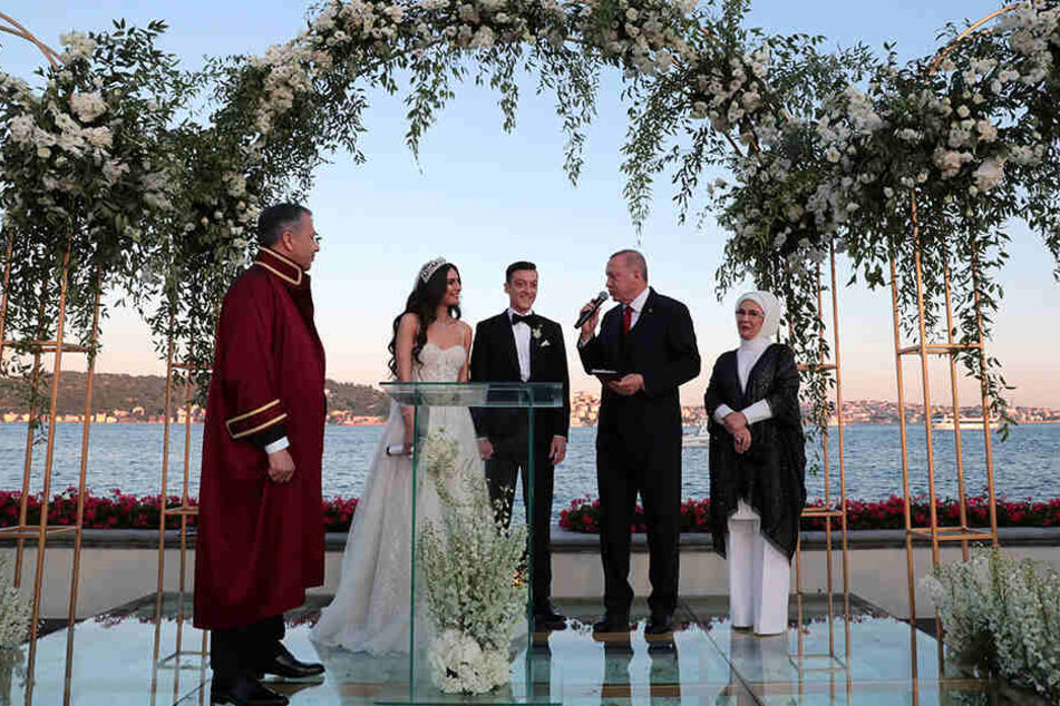 Recep Tayyip Erdogan (2.v.r), Präsident der Türkei, spricht auf der Hochzeit von Fußballer Mesut Özil (M) und seiner Ehefrau, der Schauspielerin Amine Gülse (2.v.l).