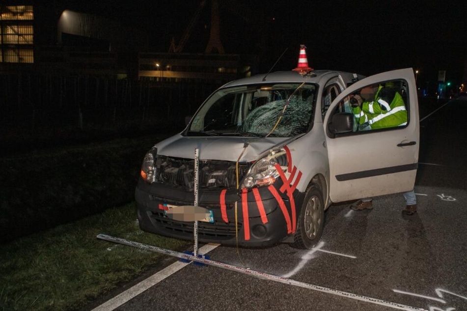 An dem Wagen ist zu erkennen, wie große die Wucht des Aufpralls war.