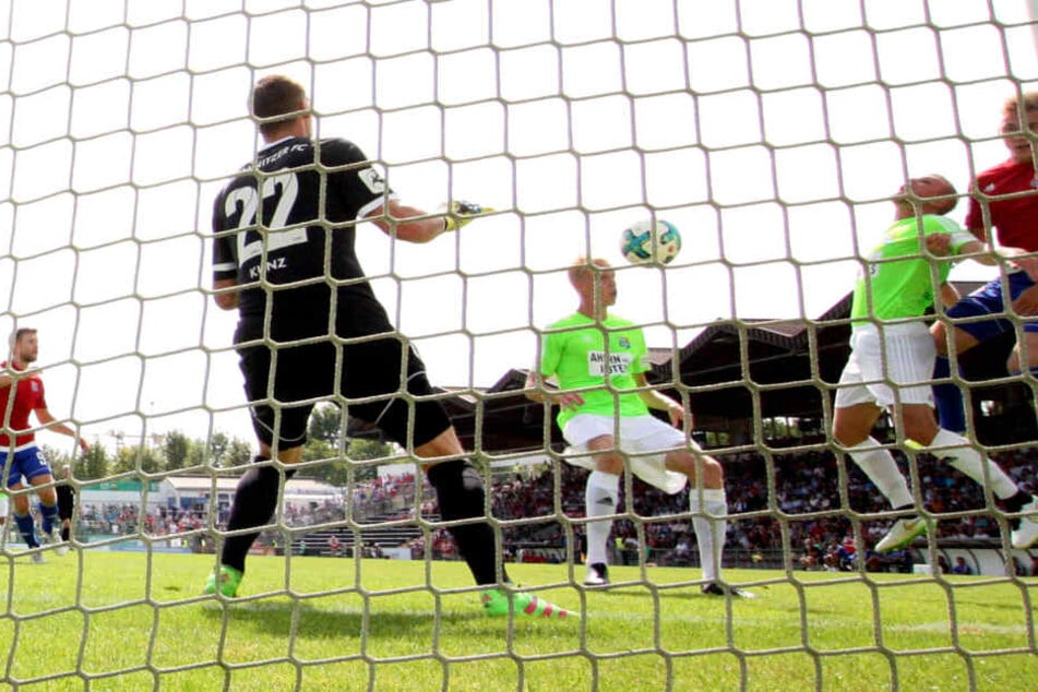 Bitter! Tom Scheffel (M.) unterlief sogar ein Eigentor. Da war CFC-Keeper Kevin Kunz machtlos.