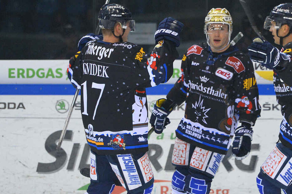 Die Eislöwen-Spieler bejubeln einen Treffer gegen Rosenheim. (Archivbild).