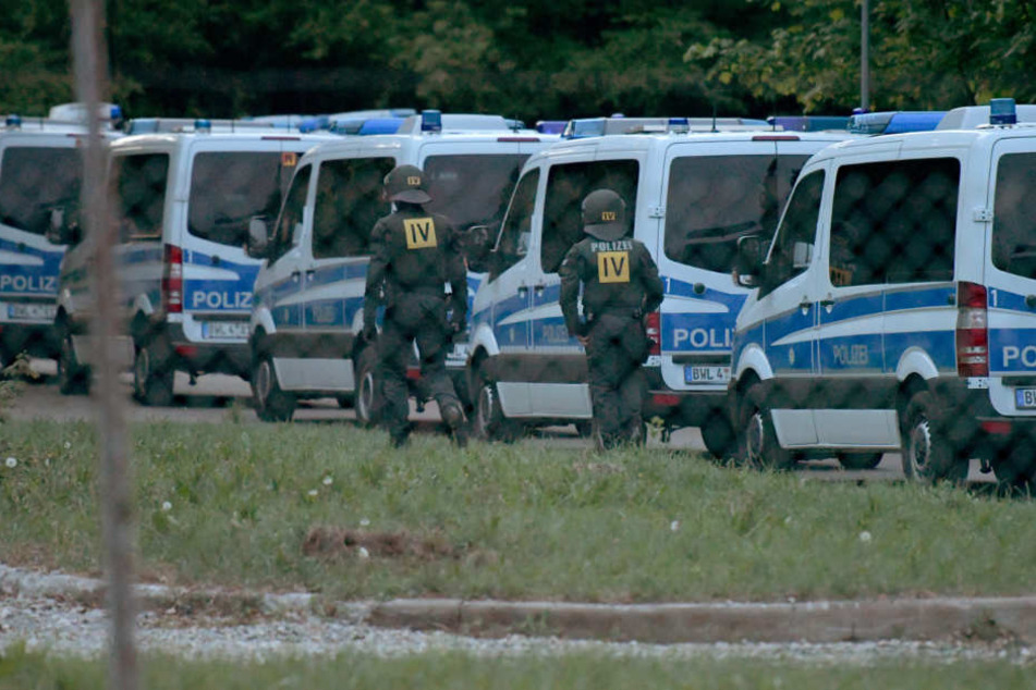 Die Polizei war am Donnerstag mit Dutzenden Mannschaftswagen angerückt.