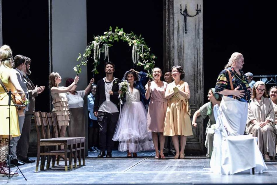 Selbst mit der Hochzeit von Figaro (Sejong Chang) und Susanna (Franziska Krötenheerd) ist das Wirrwarr noch nicht beendet.