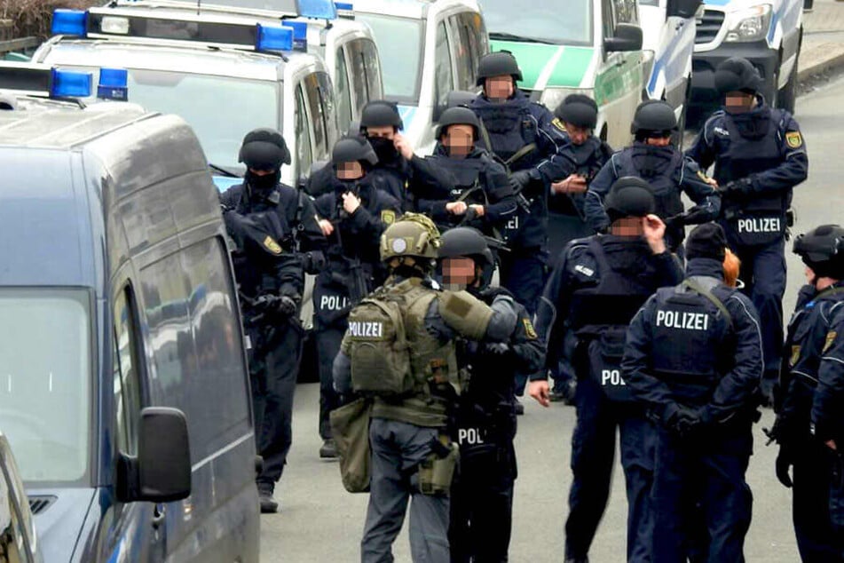 Zahlreiche Einsatzkräfte der Polizei waren vor Ort und gingen der Bombendrohung nach.