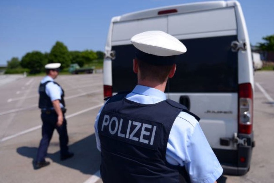 Der 27 Jahre alte Mann entkam beim Aussteigen aus einem Gefangenentransporter. (Symbolbild)