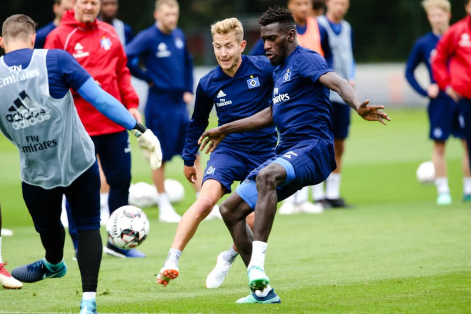 Lewis Holtby musste am Dienstag mit dem Training aussetzen.