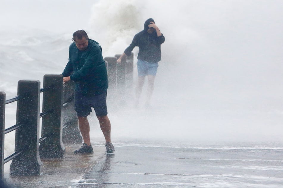 Fußgänger in Charleston, South Carolina, erwischten die Wellen. Mittlerweile ist Irma vom Hurrikan zum tropischen Tief herabgestuft.