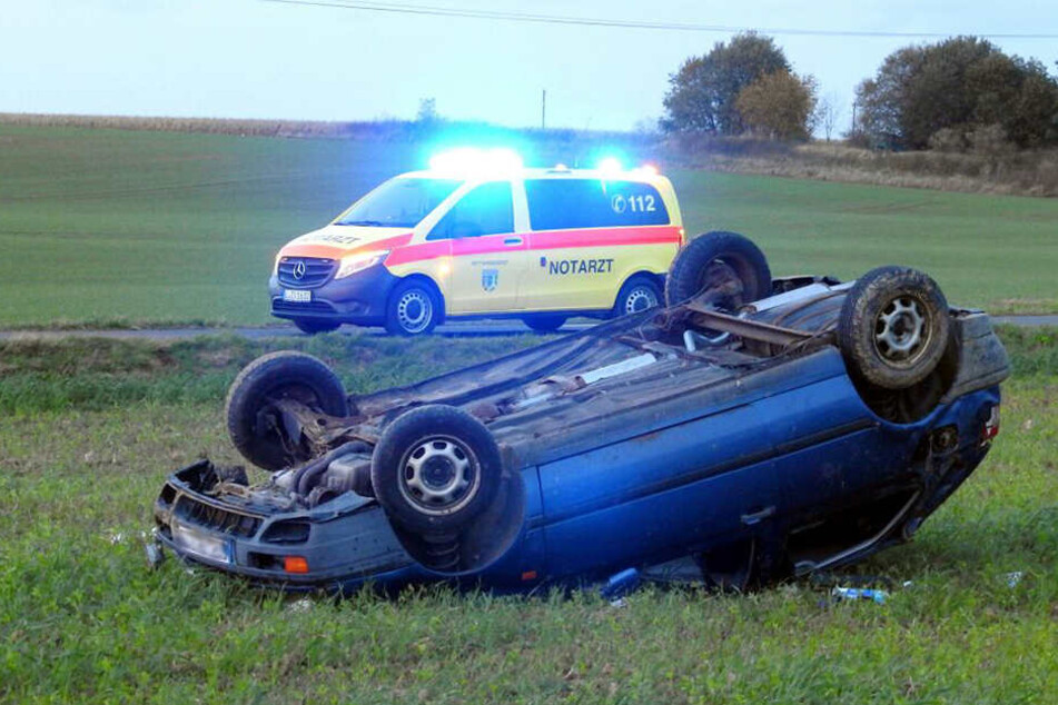 Der blaue Pkw soll sich mehrfach überschlagen haben. Dabei wurden angeblich zwei Personen verletzt.