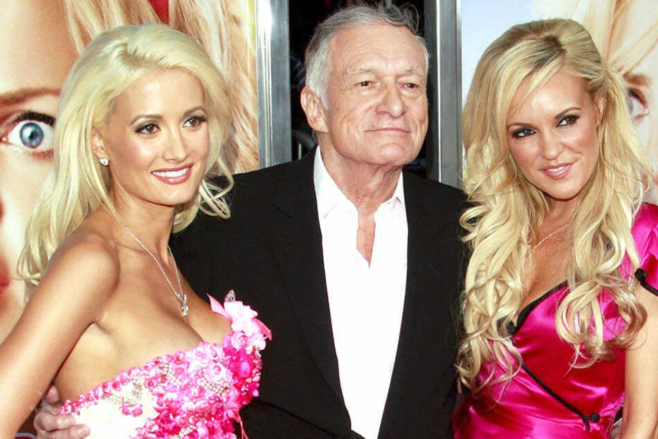 Playboy-Gründer Hugh Hefner (Mitte) mit zwei seiner Freundinnen. Er war eines der großen Vorbilder für einen australischen Tabak-Mogul.