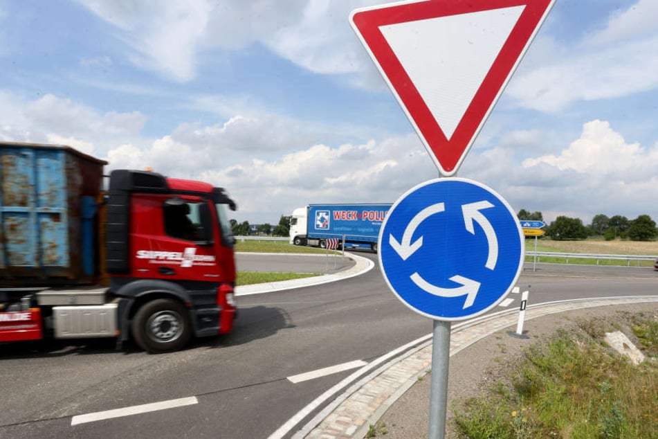 Navis verstehen diesen neuen Kreisverkehr bei Crossen nicht. Viele Laster fahren darum falsch.