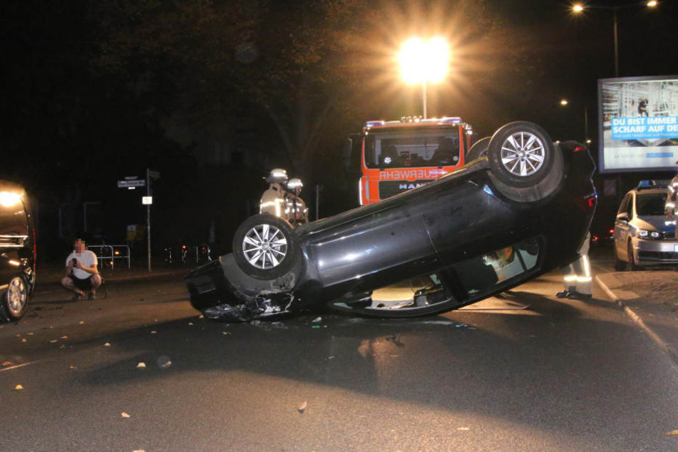 Der Golf lag auf dem Dach auf dem Tempelhofer Damm, musste wieder aufgerichtet werden.