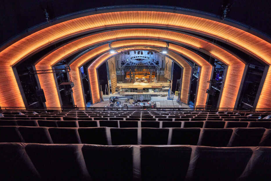 Noch eine Baustelle, doch diesen Blick auf die Bühne werden Theaterbesucher in Hamburg bald haben.