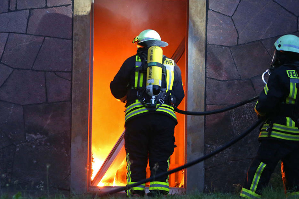 Das Feuer soll nach ersten Informationen im Keller ausgebrochen sein.