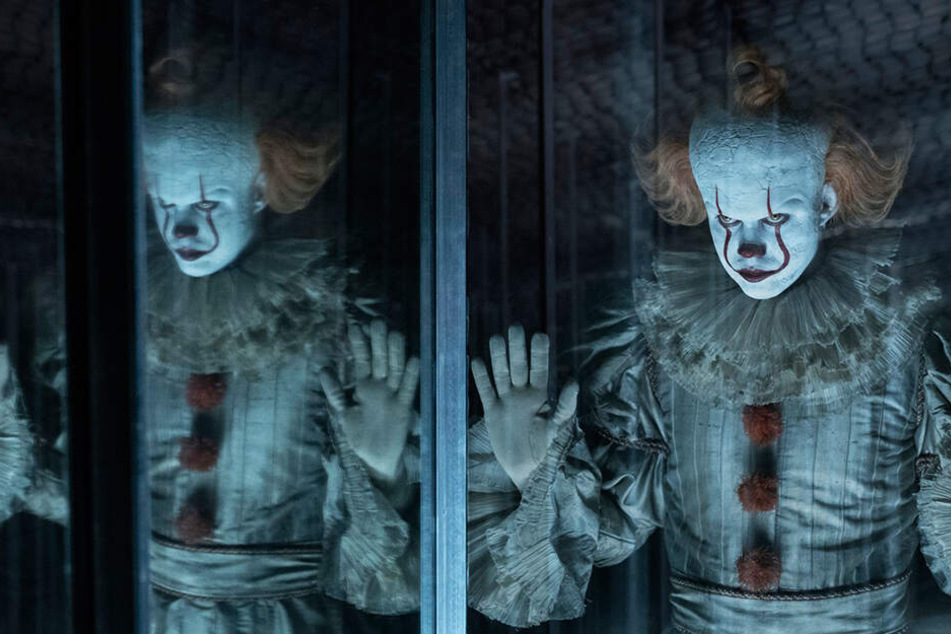 Er versetzt die Kleinstadt Derry wieder in Angst: Der menschenfressende Horrorclown Pennywise (Bill Skarsgard) kehrt 27 Jahre nach den Geschehnissen von Teil eins zurück.
