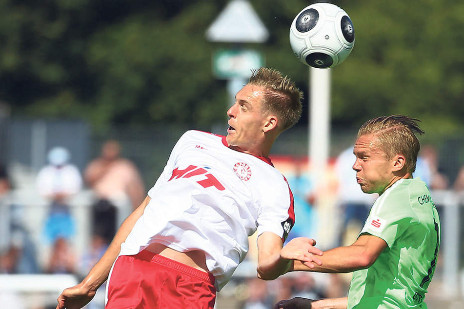 Augen zu und durch: Dennis Grote (r.) verliert auch dieses Kopfball-Duell gegen Lars Bender.